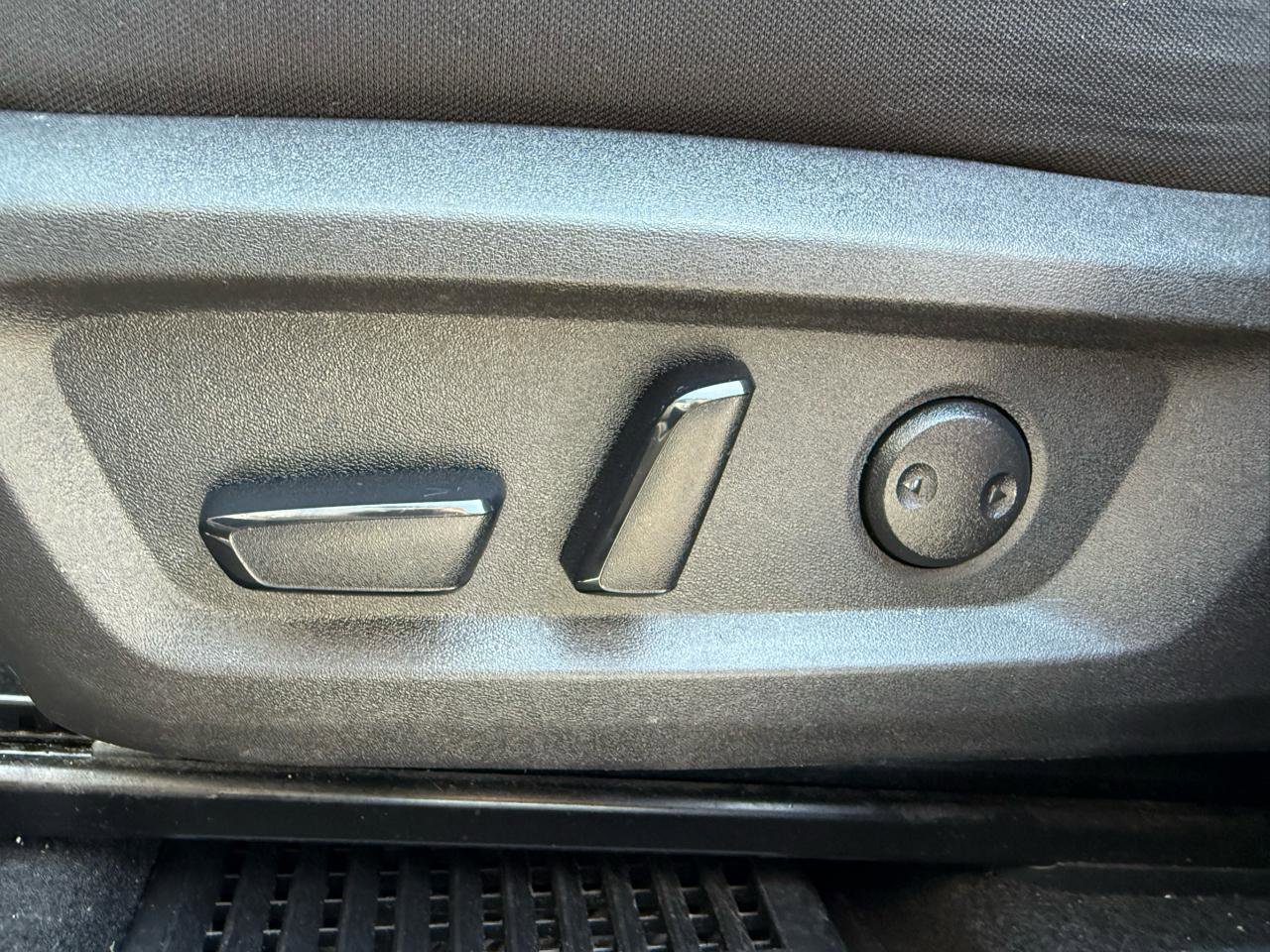 Used 2023 Nissan Rogue SV FWD image 13