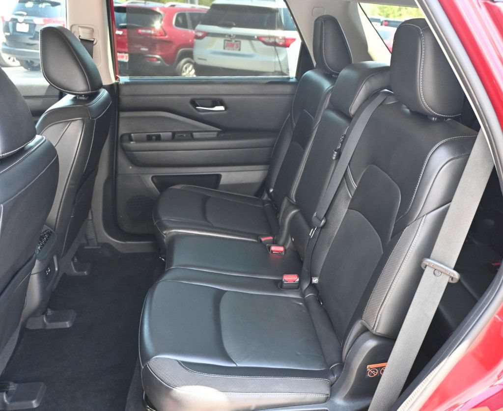 Used 2022 Nissan Pathfinder SL FWD image 16