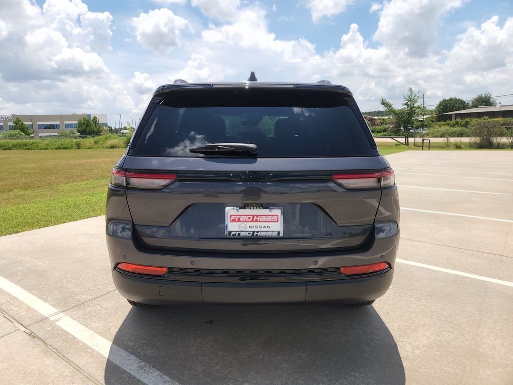 Used 2024 Jeep Grand Cherokee Altitude RWD image 6