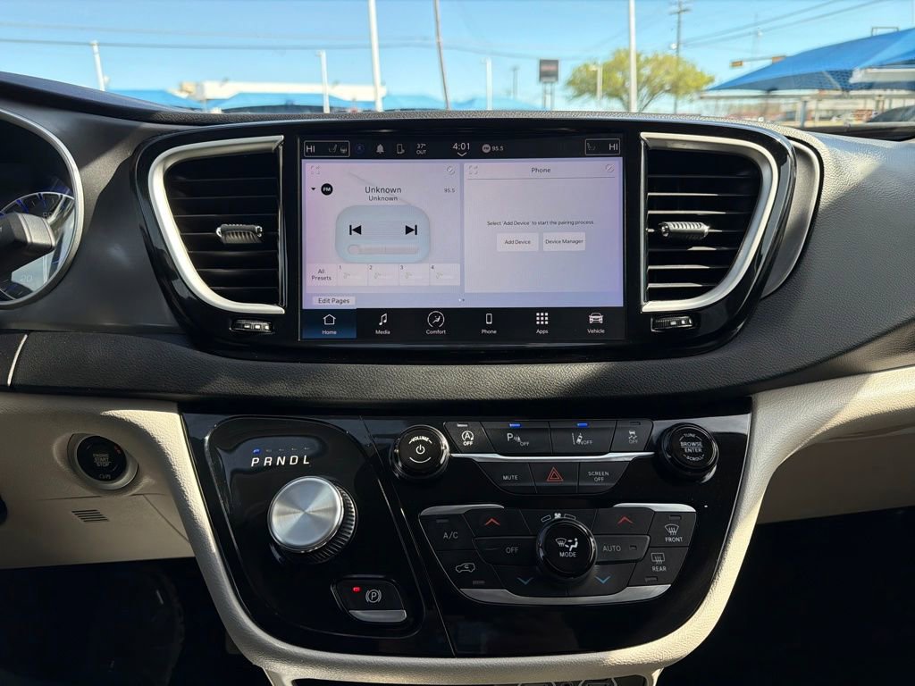 Used 2023 Chrysler Pacifica Touring-L image 18