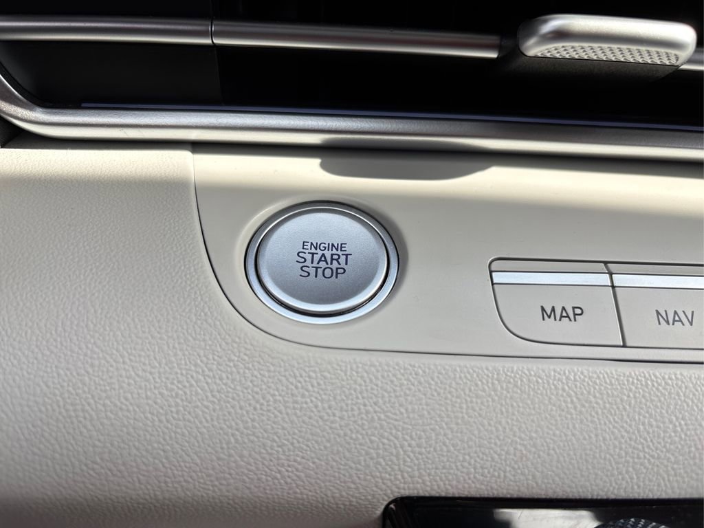 Used 2025 Hyundai Elantra Limited image 30