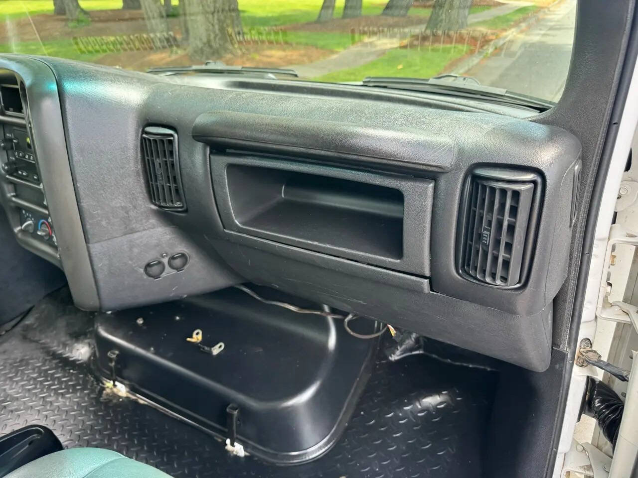 Used 2005 GMC TopKick C4500 2WD Regular Cab image 14