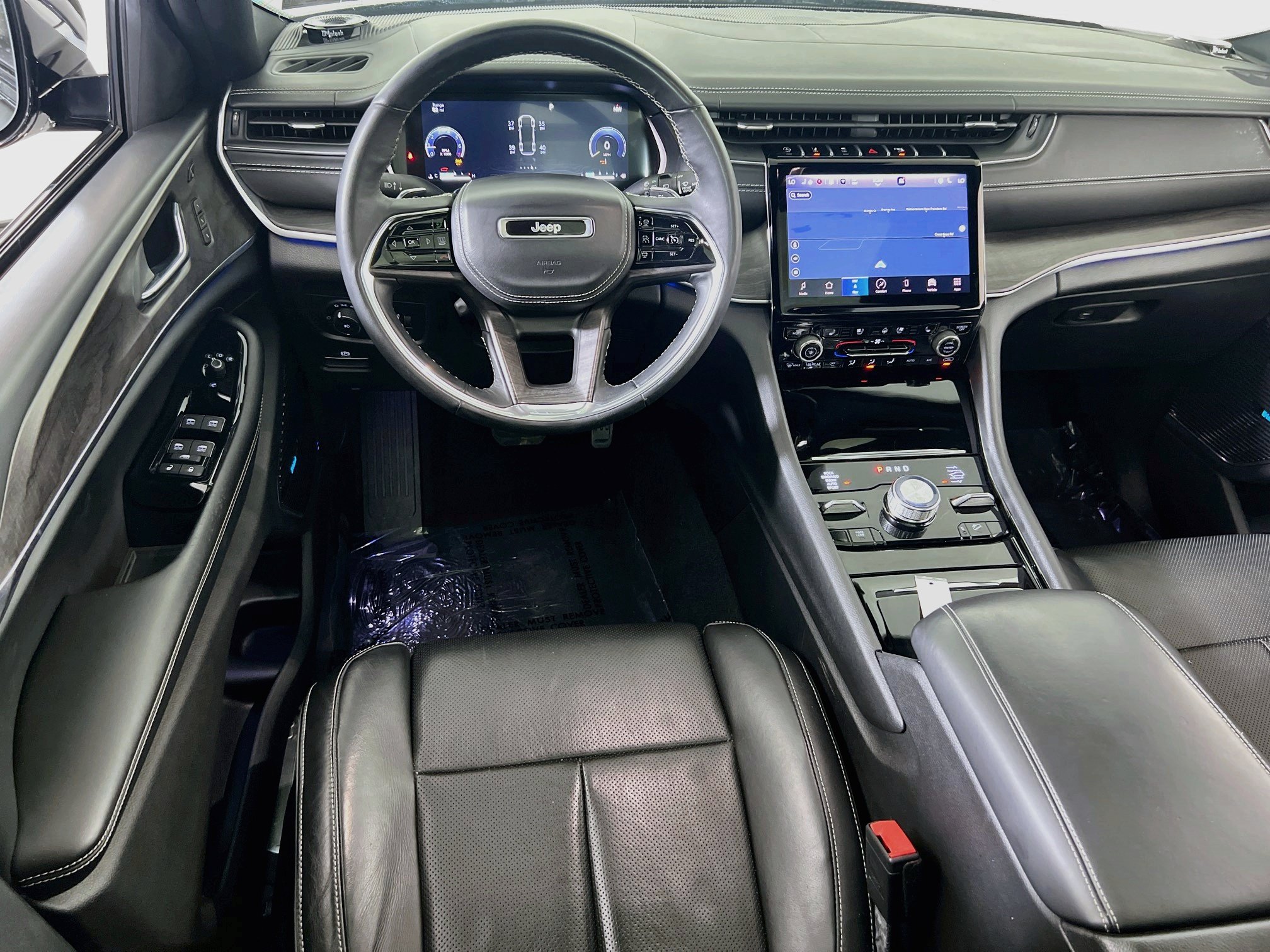 Used 2022 Jeep Grand Cherokee Overland w/ Luxury Tech Group IV AWD/4WD image 23