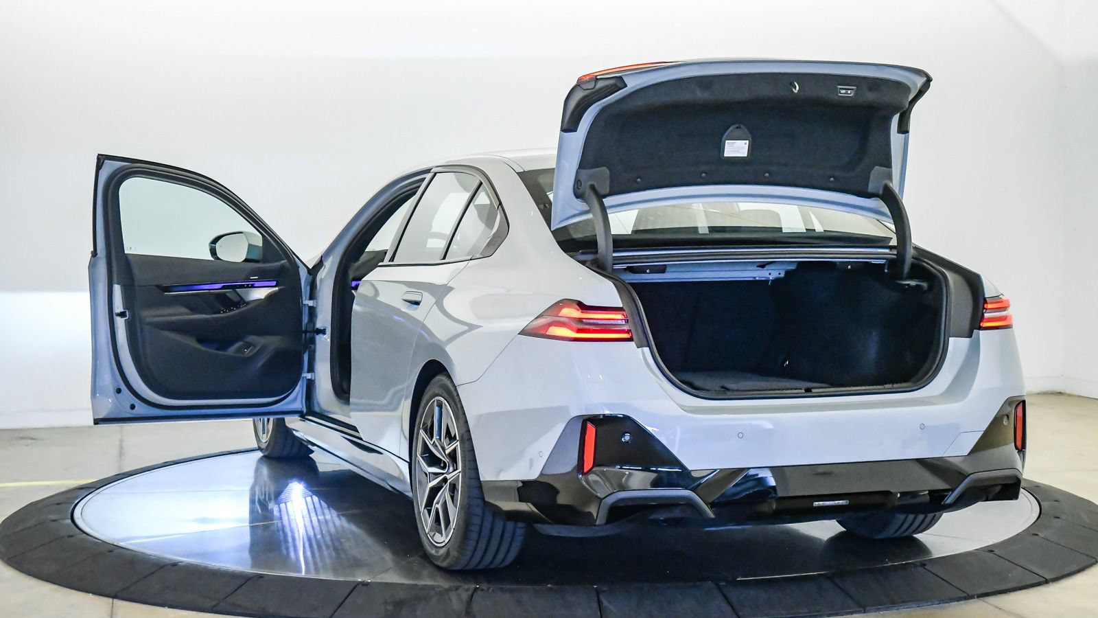 Certified 2024 BMW i5 eDrive40i w/ M Sport Package RWD image 25