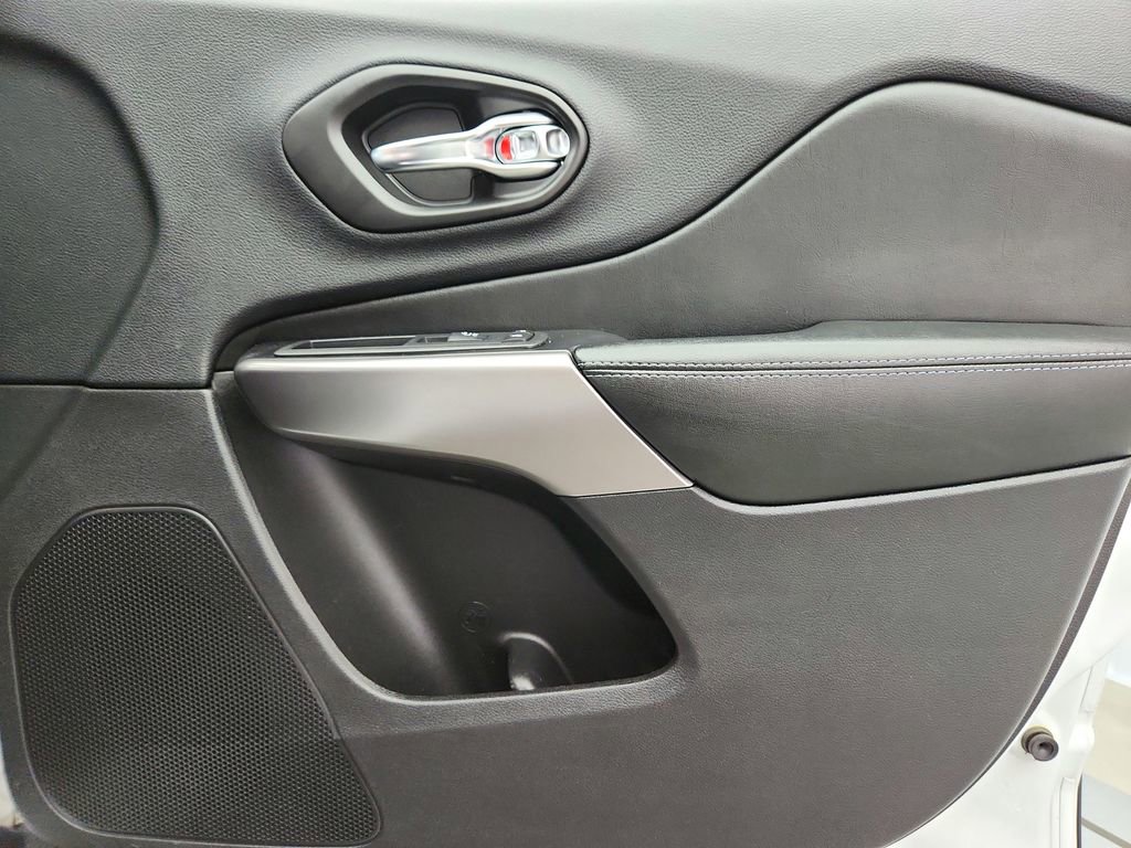 Used 2020 Jeep Cherokee Latitude Plus w/ Cold Weather Group image 29