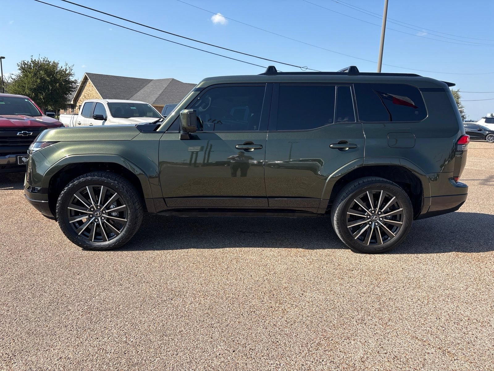 Used 2024 Lexus GX 550 w/ Accessory Package (2T) AWD/4WD image 2