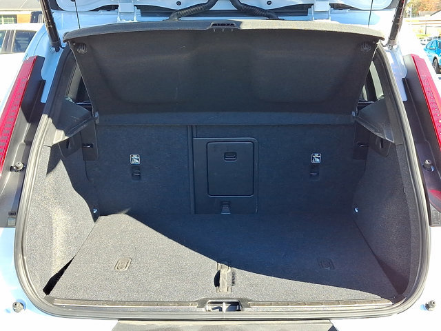 Used 2025 Volvo XC40 B5 Plus image 29