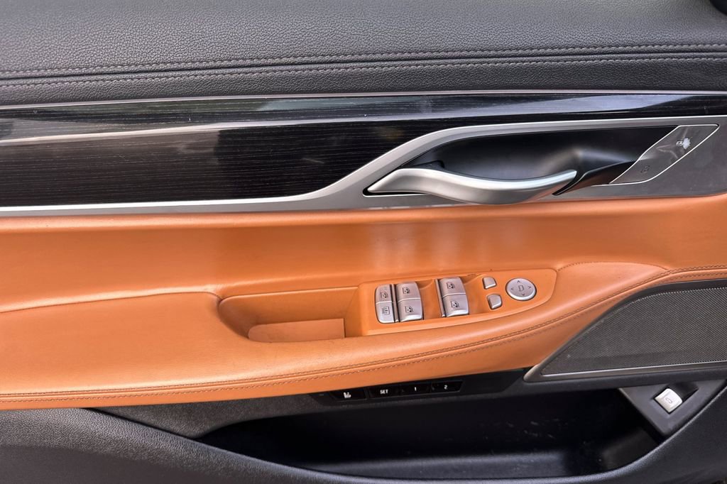 Used 2020 BMW 740i w/ Premium Package image 10