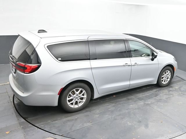 Used 2024 Chrysler Pacifica Touring-L image 43