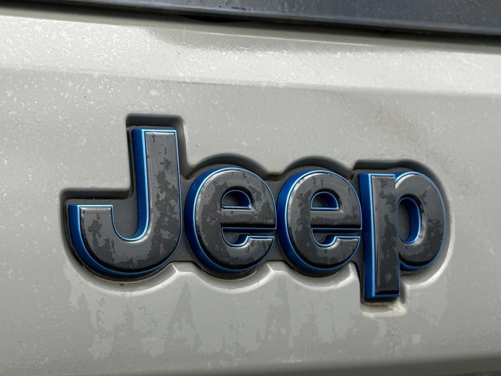 Used 2020 Jeep Grand Cherokee Laredo AWD/4WD image 23