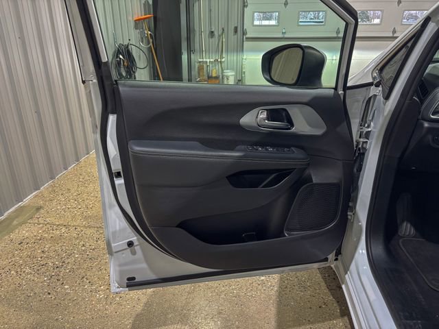 Used 2023 Chrysler Pacifica Touring image 11