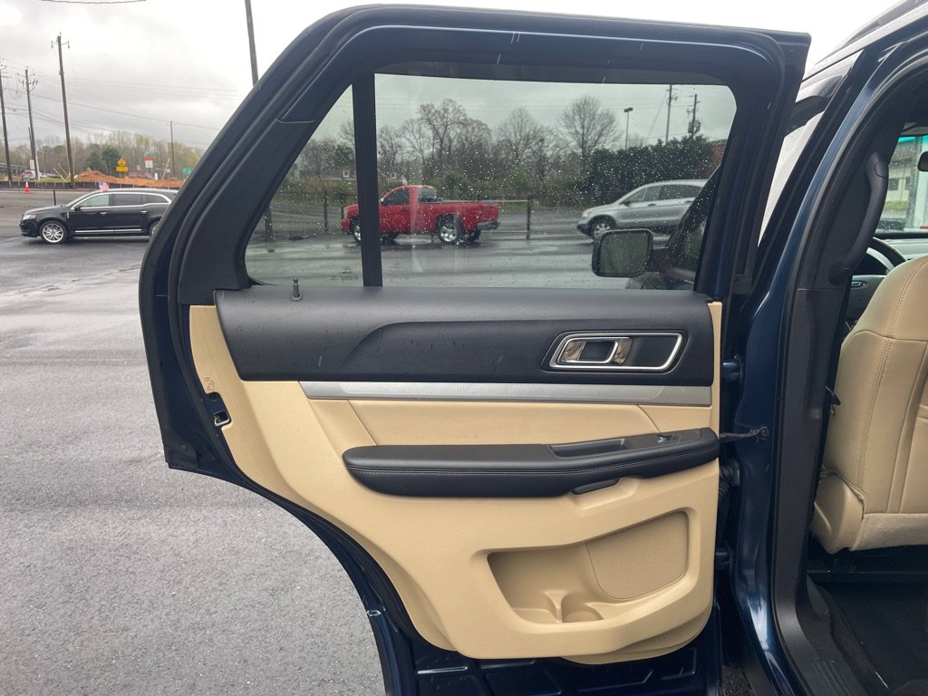 Used 2017 Ford Explorer XLT w/ Equipment Group 202A FWD image 16