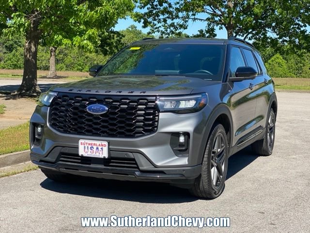 Used 2025 Ford Explorer ST-Line w/ ST-Line Street Pack AWD/4WD image 3