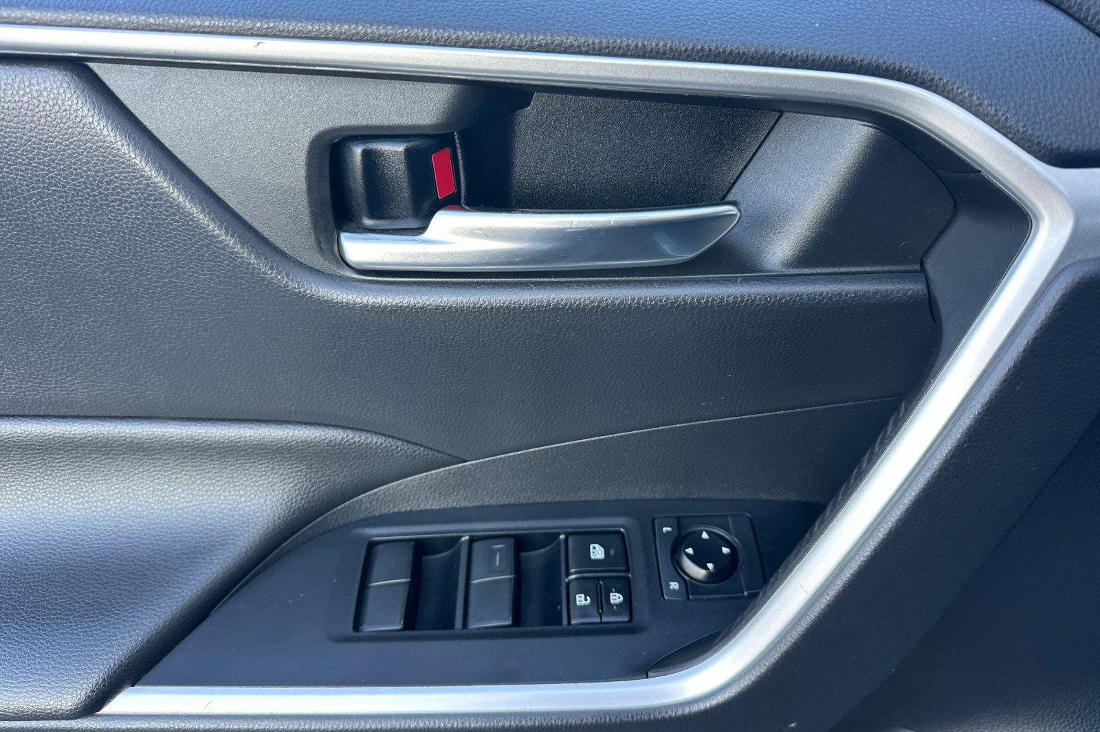 Used 2021 Toyota RAV4 XLE w/ Carpet Mat Package (TMS) image 10