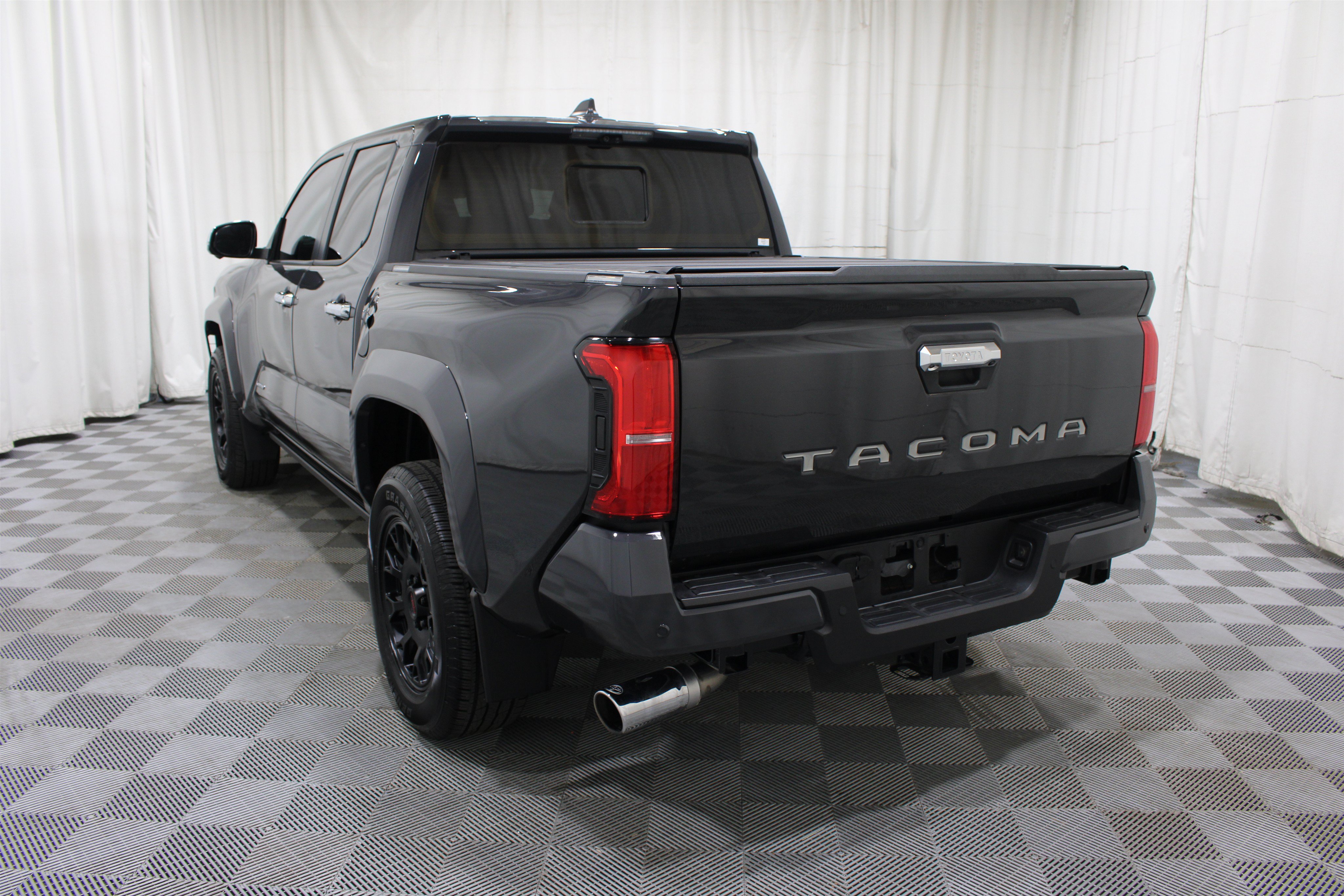 Used 2025 Toyota Tacoma Limited AWD/4WD image 31