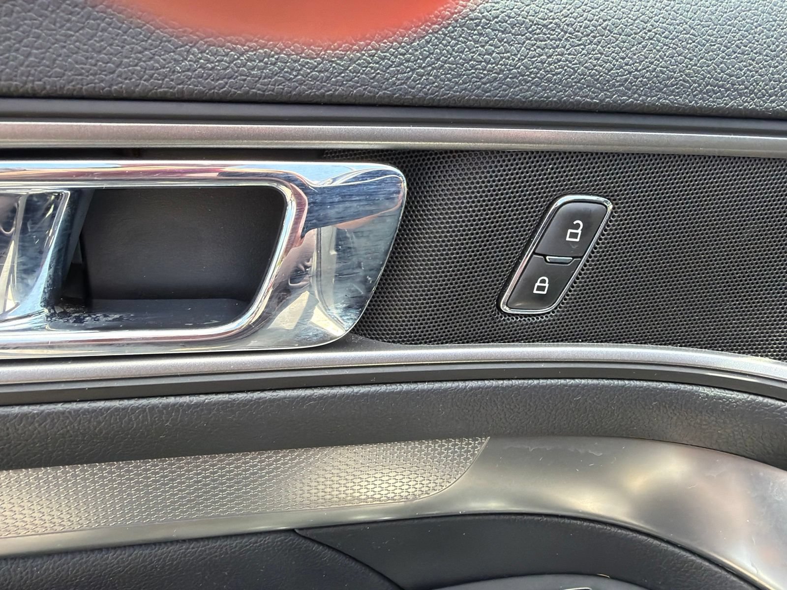 Used 2018 Ford Explorer XLT w/ Equipment Group 202A AWD/4WD image 9