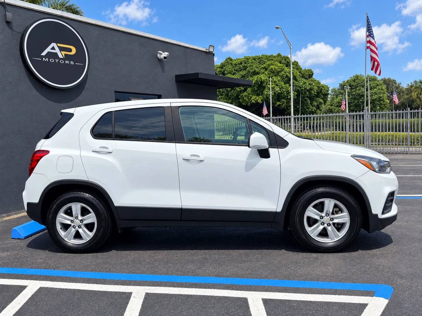 Used 2020 Chevrolet Trax LS w/ Tint and Cruise Package FWD image 4