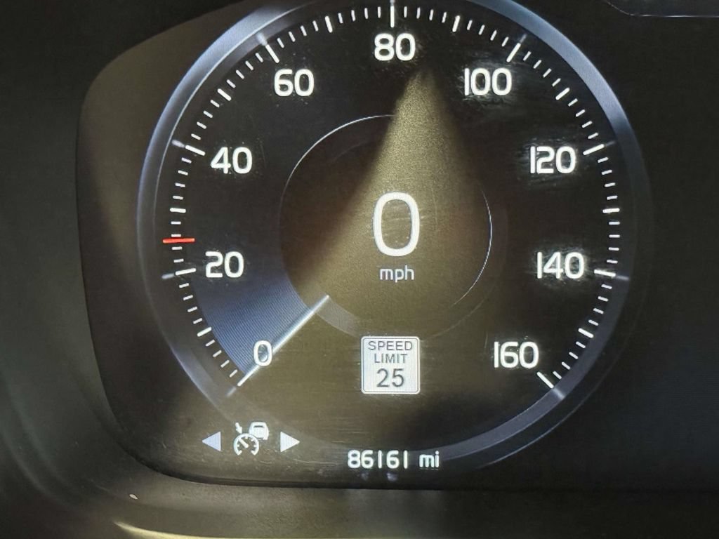 Used 2020 Volvo V60 T5 Momentum FWD image 5