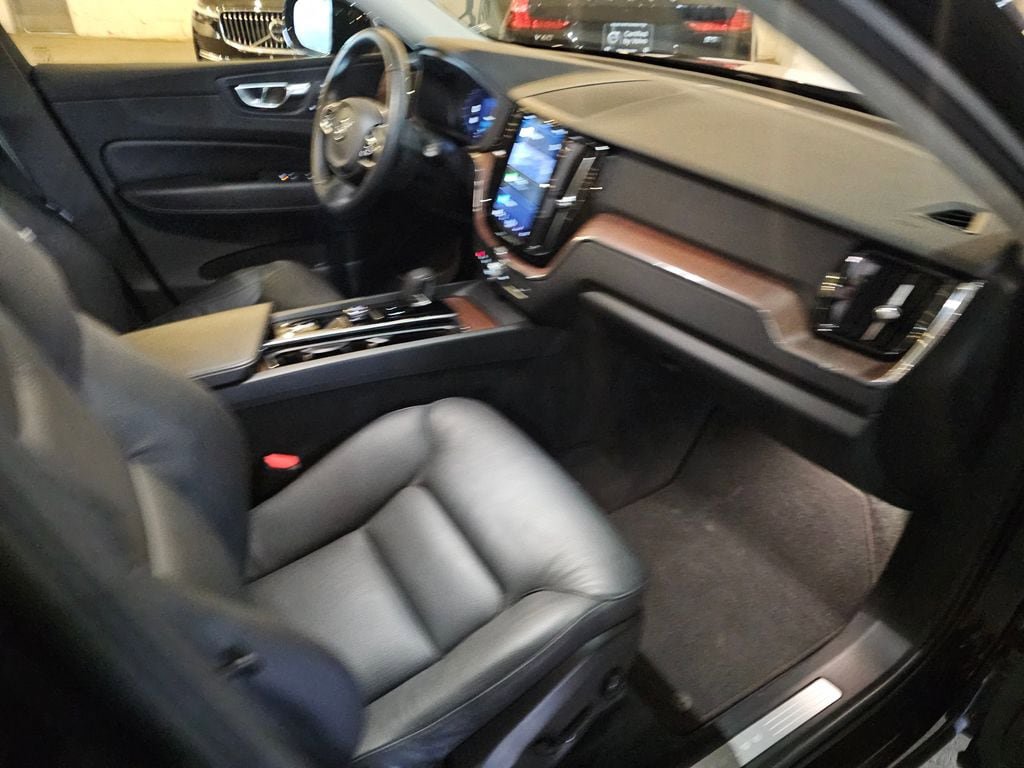 Certified 2023 Volvo XC60 B5 Plus AWD/4WD image 11