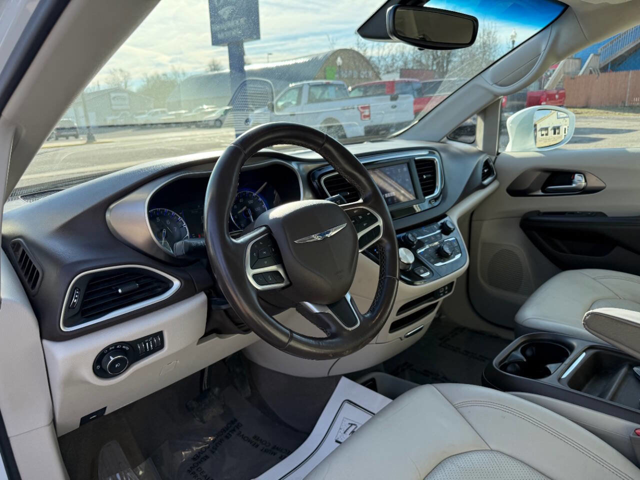 Used 2018 Chrysler Pacifica Touring-L image 11