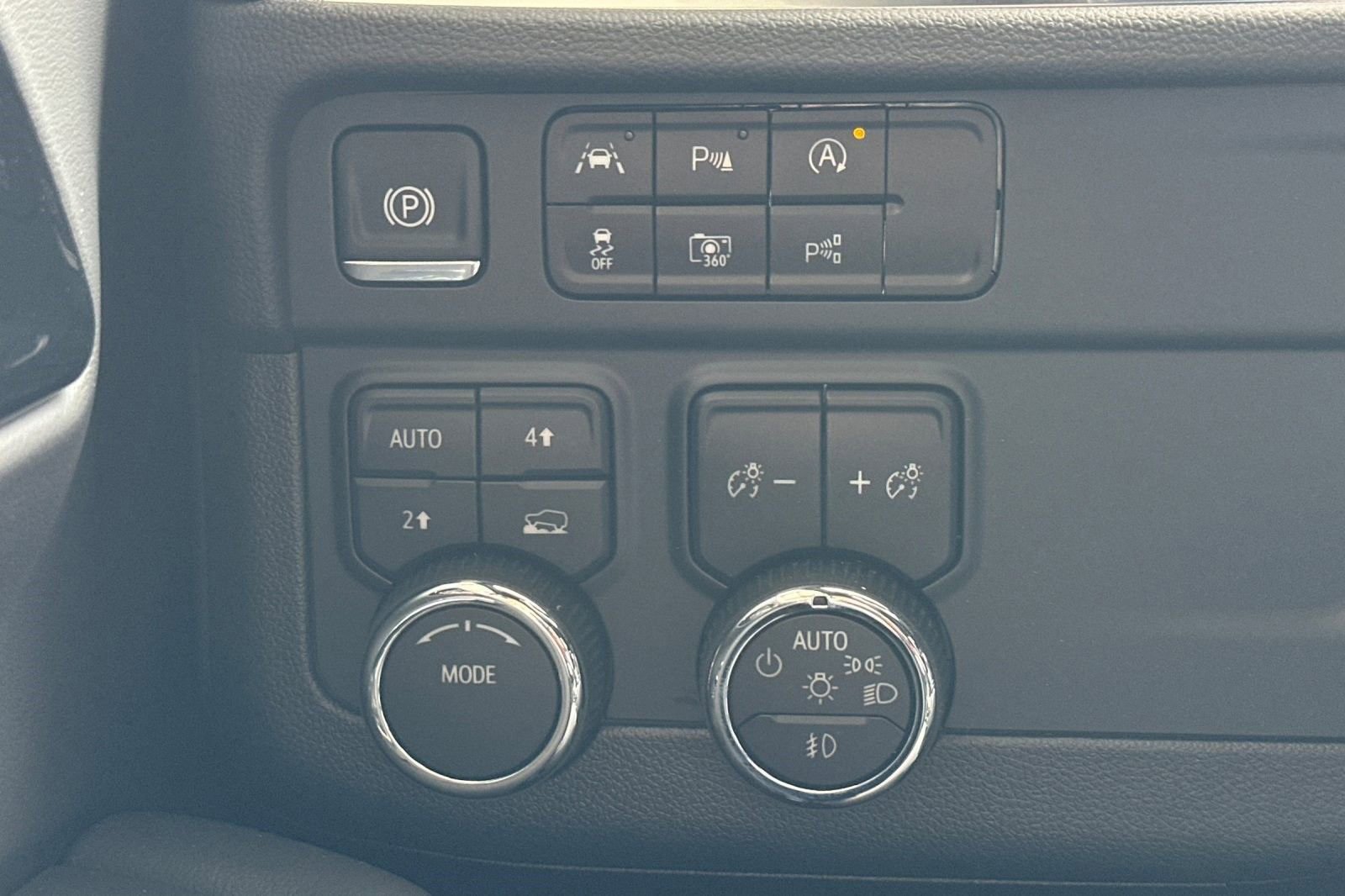 New 2025 Chevrolet Suburban High Country image 32