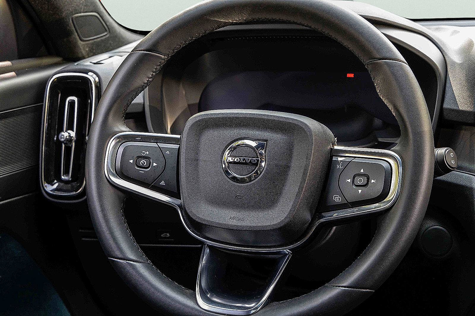 Used 2023 Volvo XC40 Recharge Plus w/ Protection Package Premier image 10