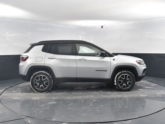 Used 2024 Jeep Compass Trailhawk image 11