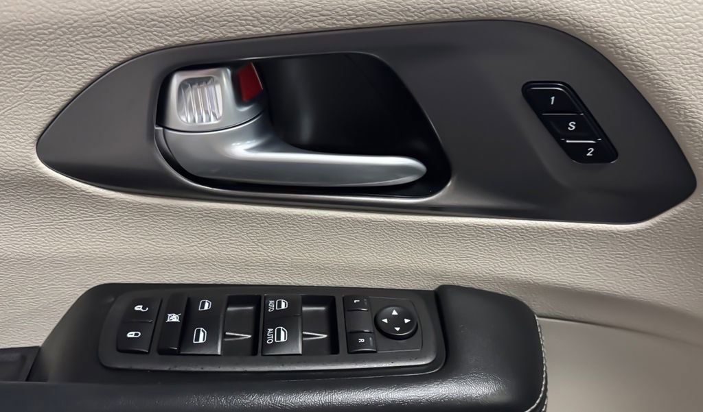Used 2024 Chrysler Pacifica Touring-L image 26