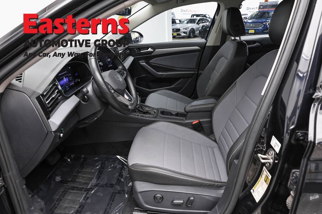 Used 2025 Volkswagen Jetta SE FWD image 14