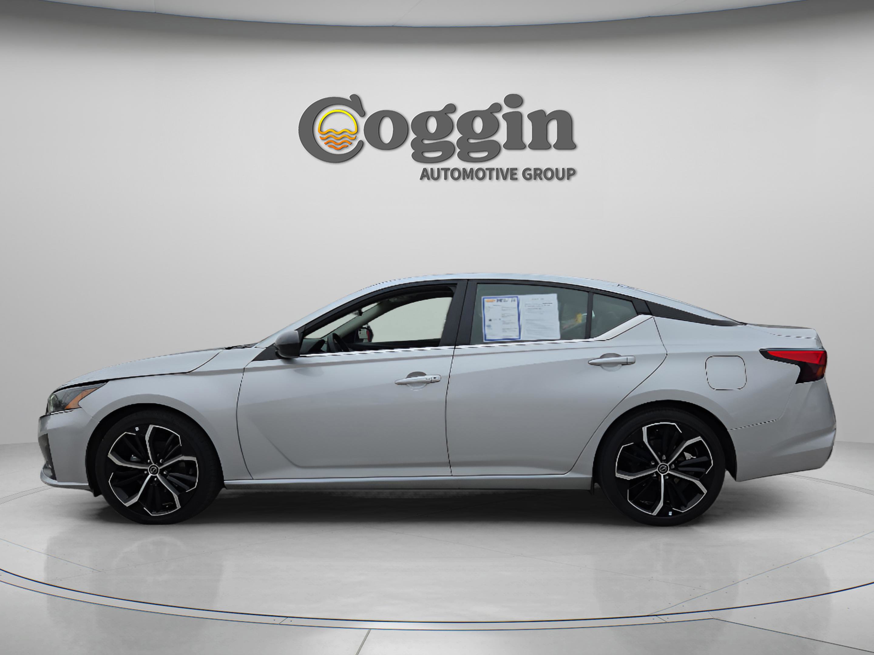 Used 2024 Nissan Altima 2.5 SR w/ SR Premium Package image 3