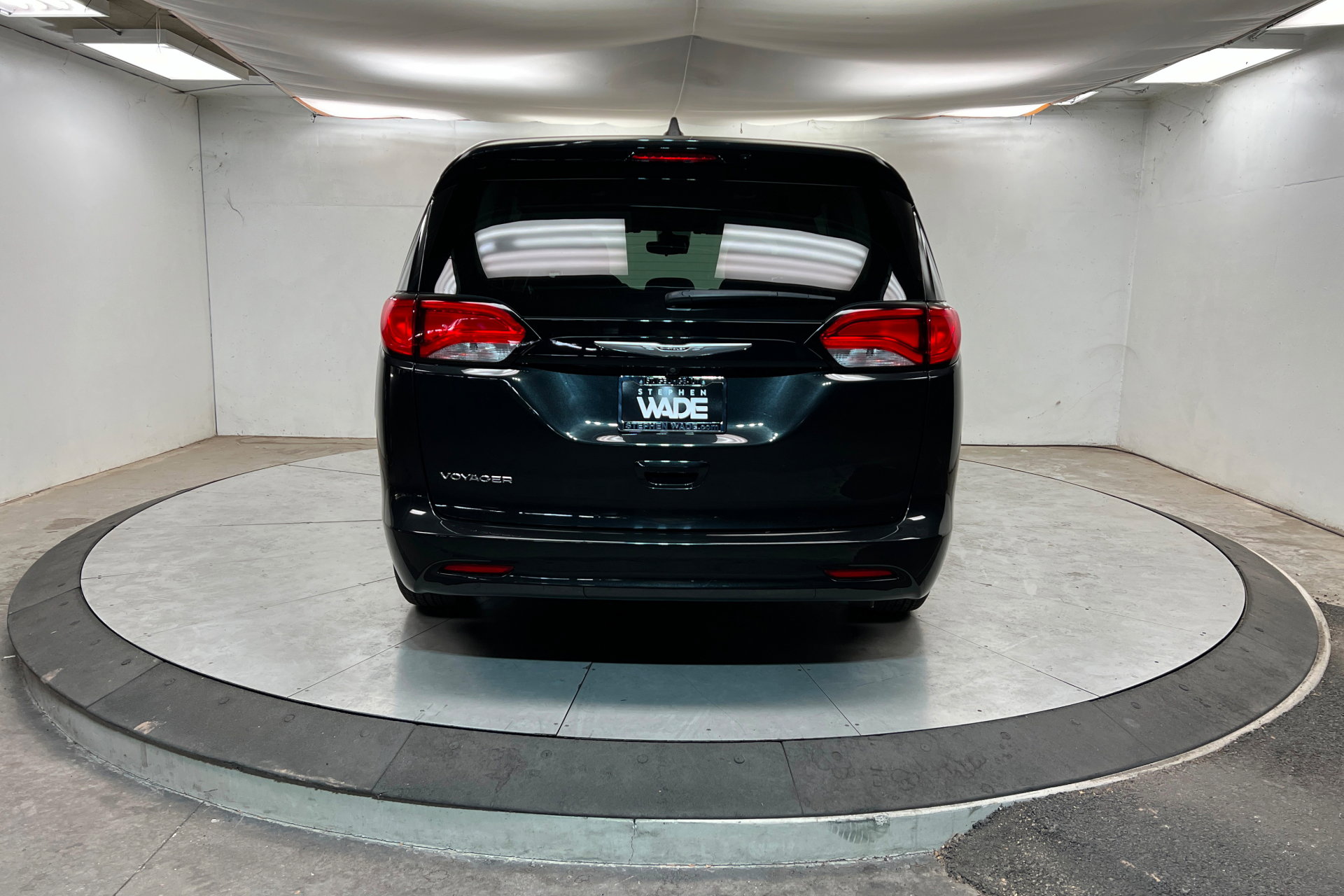 Certified 2023 Chrysler Voyager LX image 4