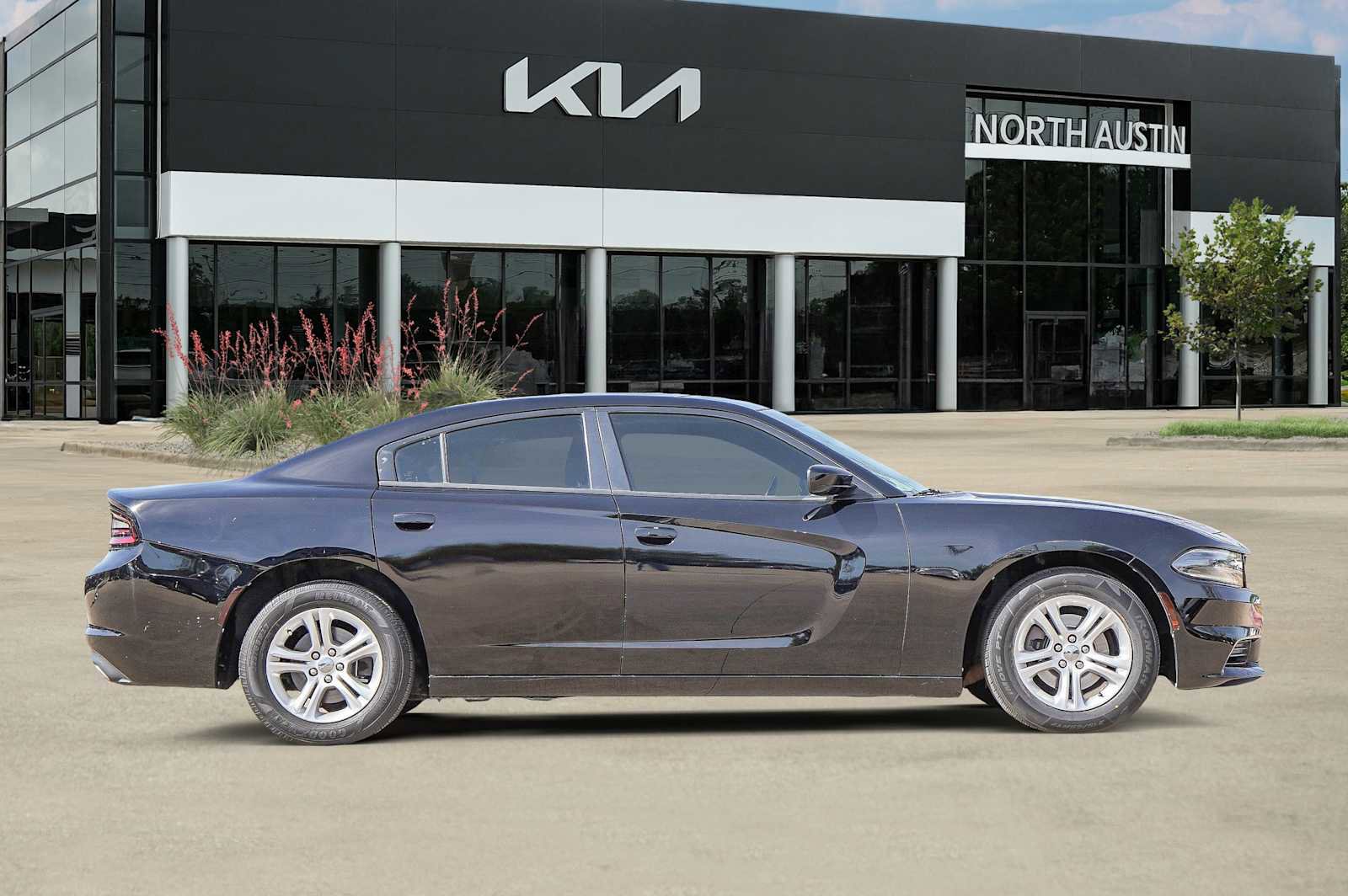 Used 2019 Dodge Charger SXT image 7