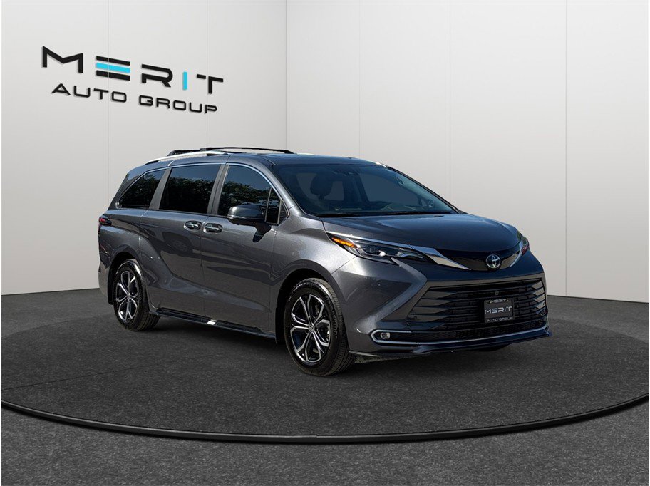 Used 2025 Toyota Sienna Platinum AWD/4WD image 1