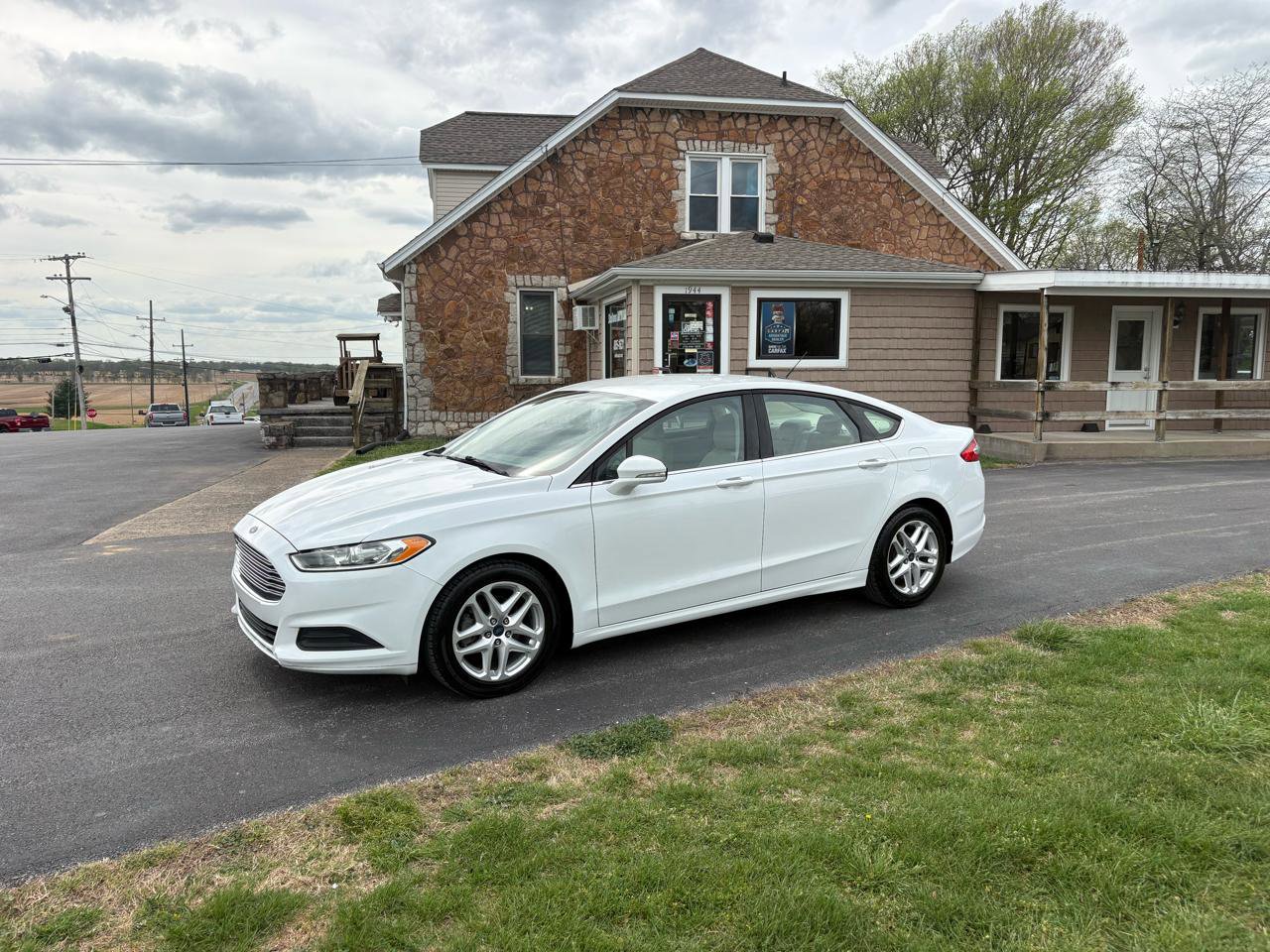 Used 2016 Ford Fusion SE image 1