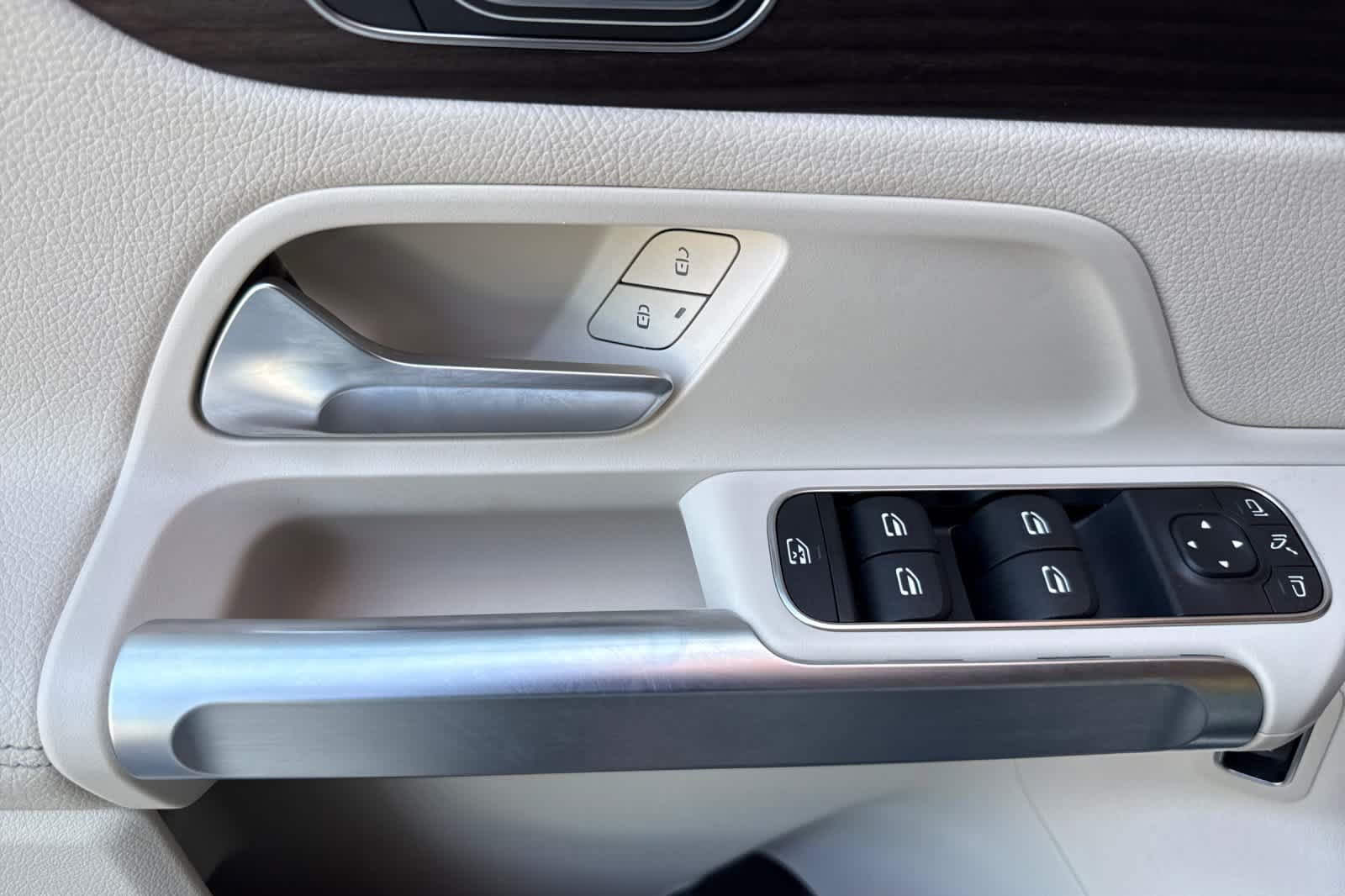 Certified 2025 Mercedes-Benz GLB 250 4MATIC image 10