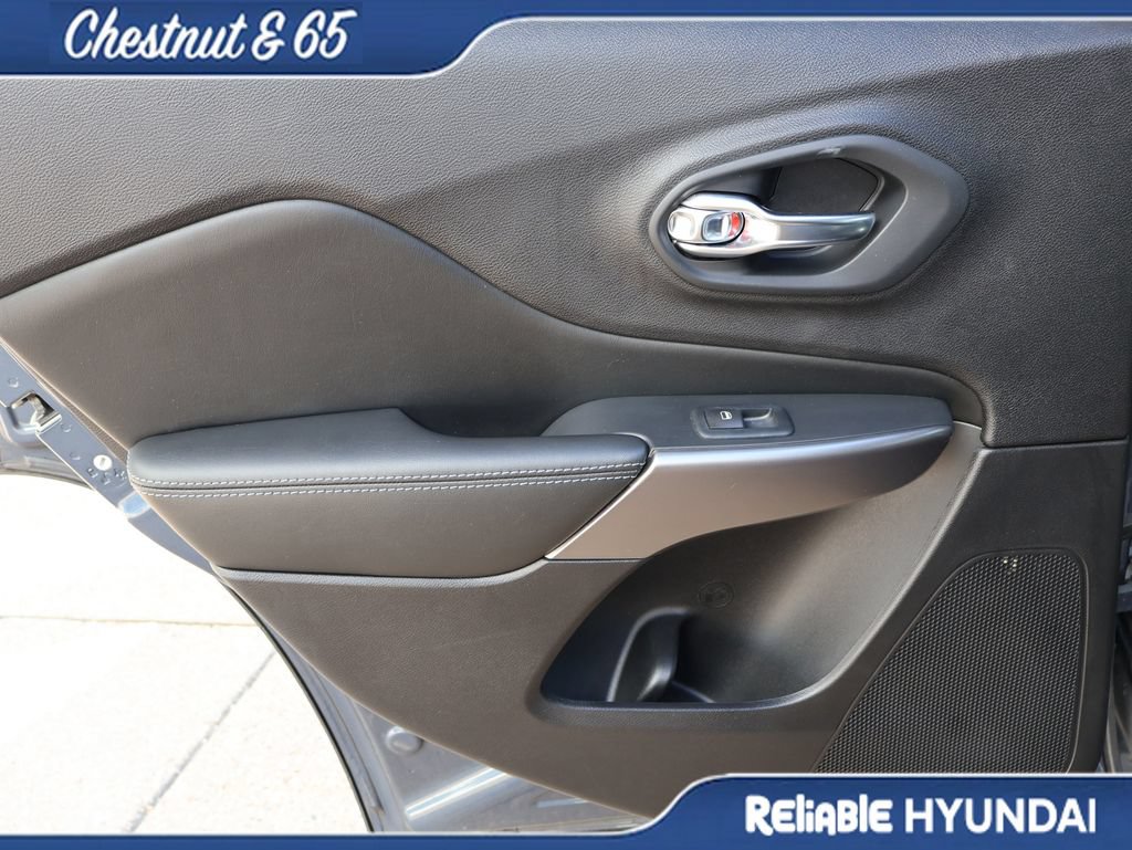 Used 2021 Jeep Cherokee Latitude Plus FWD image 16