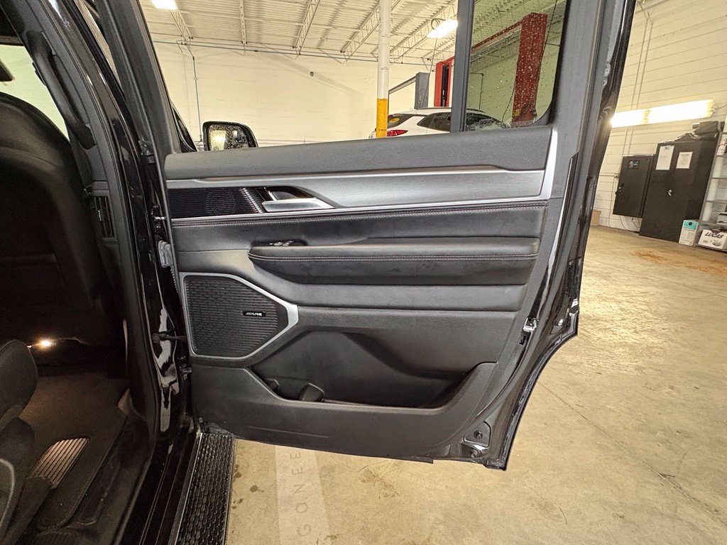Used 2025 Jeep Wagoneer Series II w/ 8-Passenger Seating Package AWD/4WD image 21