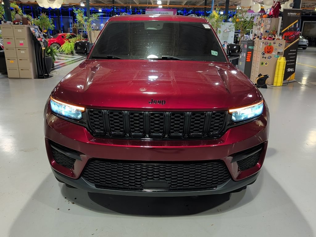 Used 2023 Jeep Grand Cherokee Altitude AWD/4WD image 3