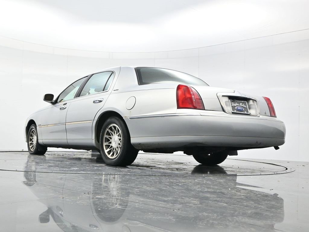 Used 2002 Lincoln Town Car Signature image 46