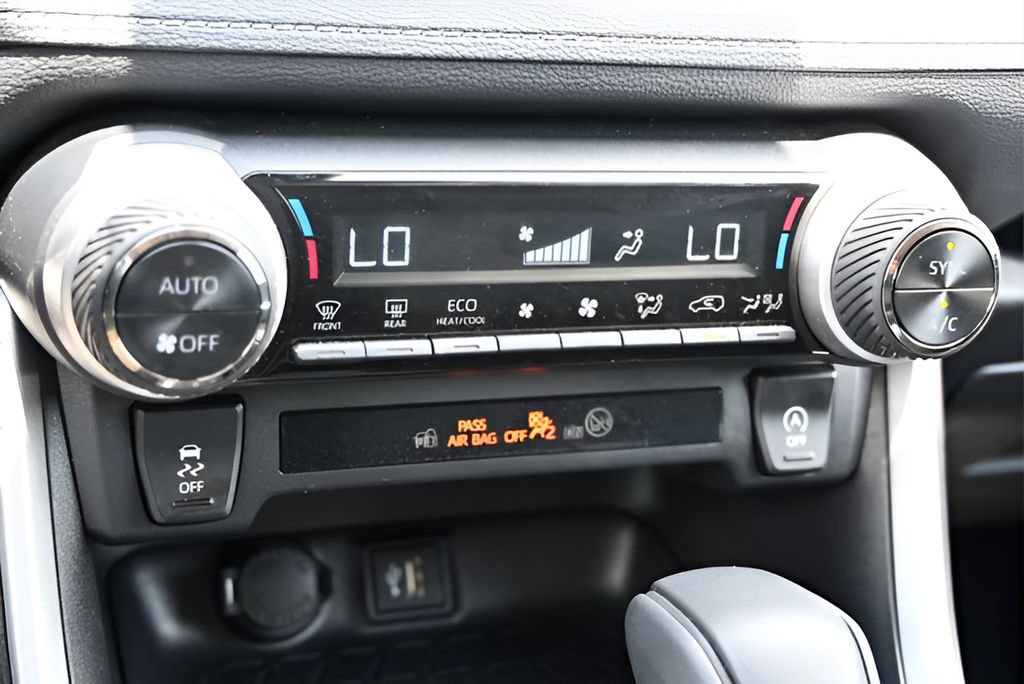 Used 2025 Toyota RAV4 XLE FWD image 21