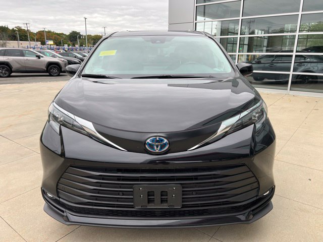 Used 2025 Toyota Sienna XLE w/ XLE Plus Package AWD/4WD image 3