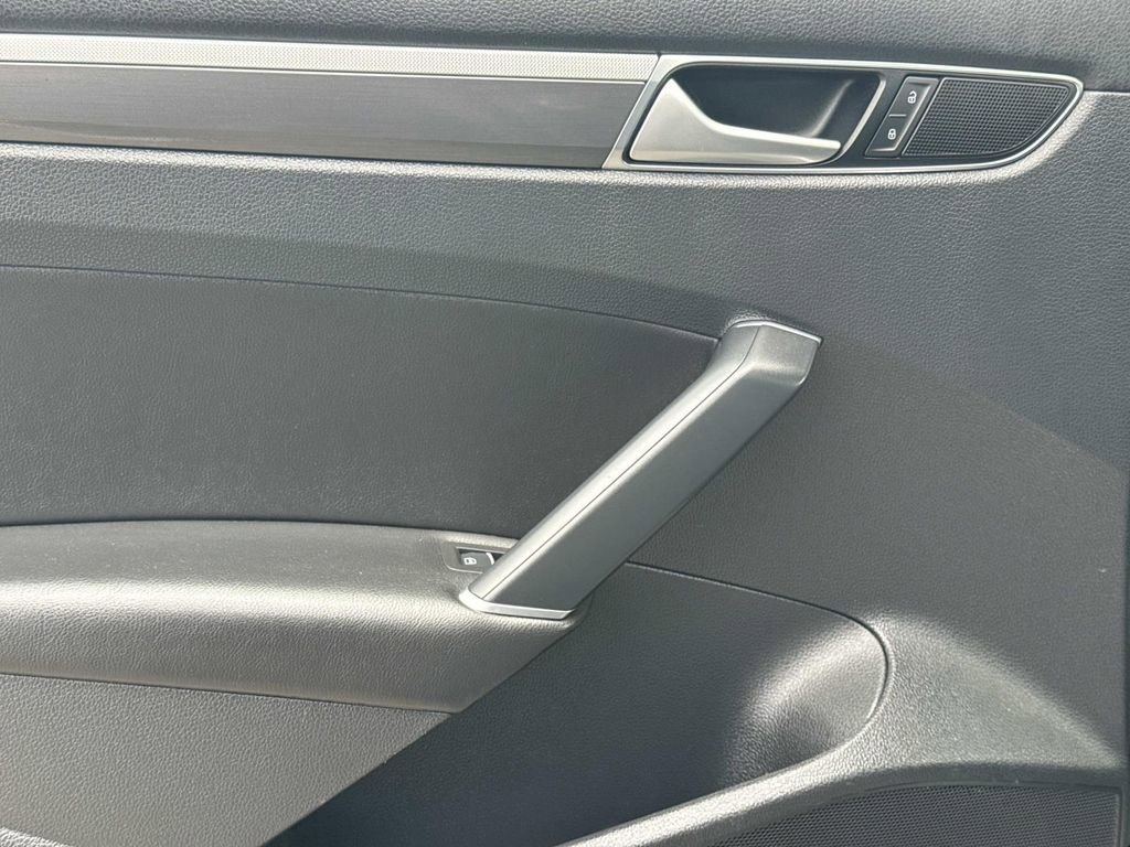 Used 2016 Volkswagen Passat 1.8T R-Line w/ R-Line Lighting Package image 12