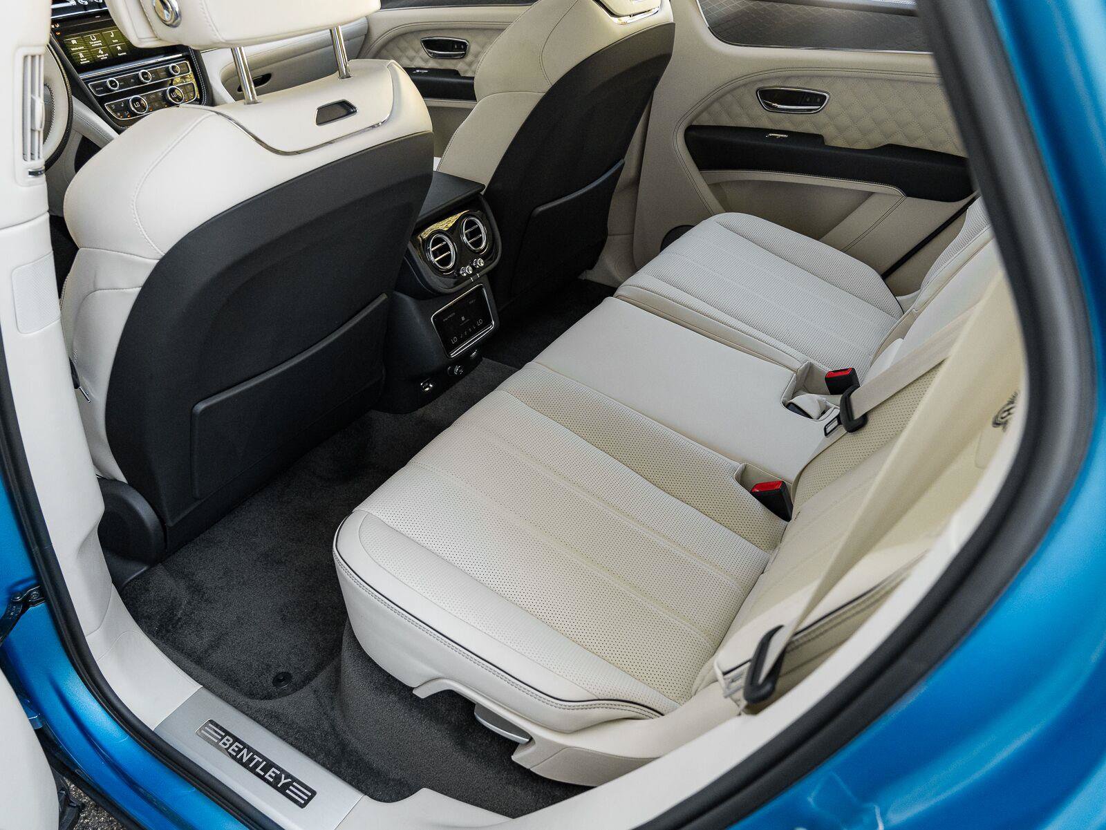 Used 2022 Bentley Bentayga AWD/4WD image 38