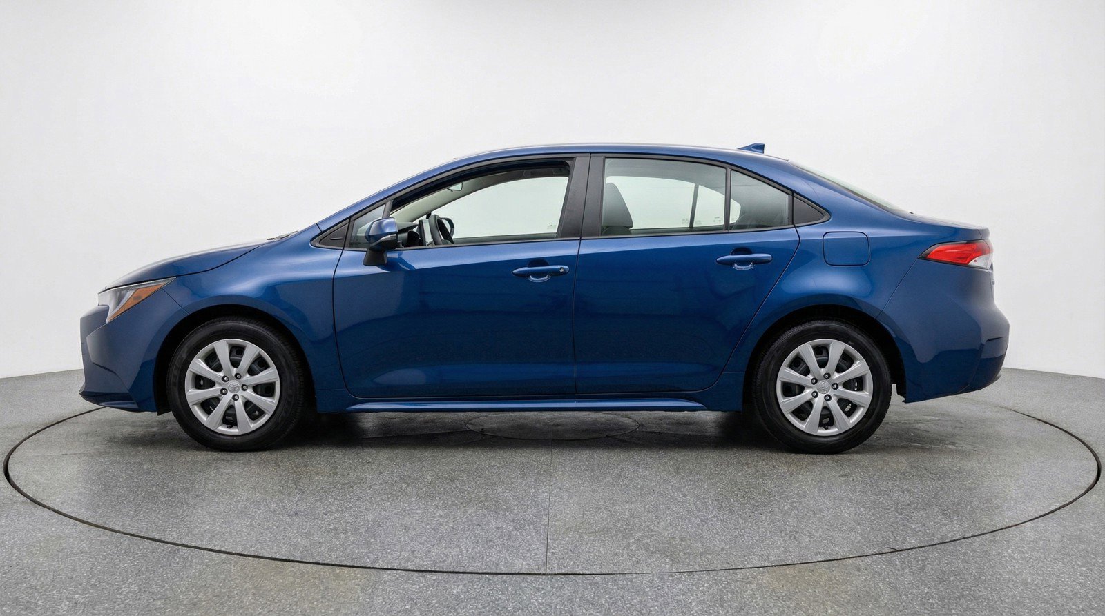 Used 2025 Toyota Corolla LE FWD image 5