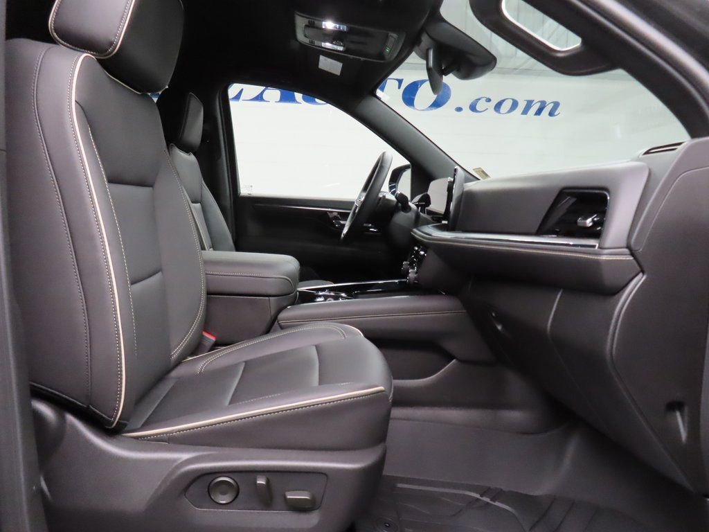 Used 2025 Chevrolet Suburban Premier AWD/4WD image 33