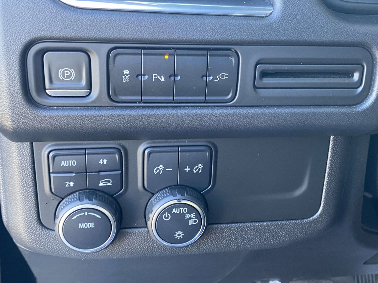 Used 2021 Chevrolet Suburban RST AWD/4WD image 31