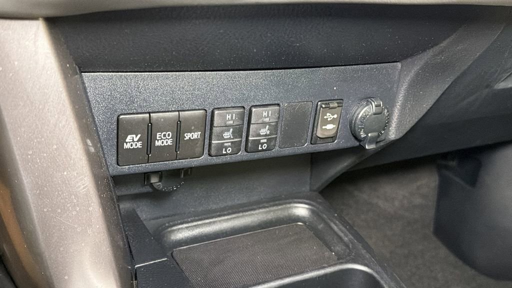 Used 2016 Toyota RAV4 Limited image 27