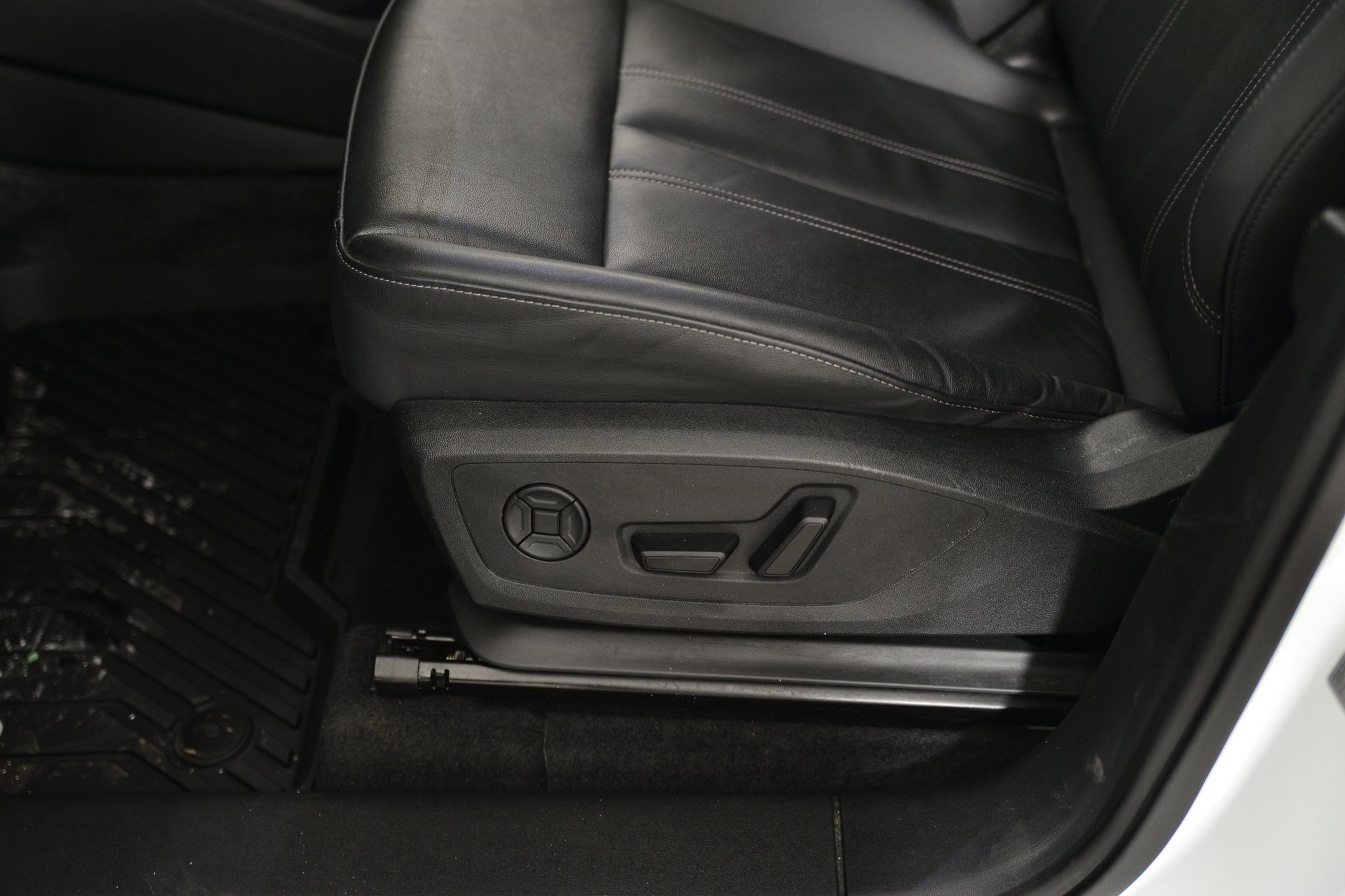 Certified 2025 Audi Q6 e-tron Premium w/ Convenience Package image 23