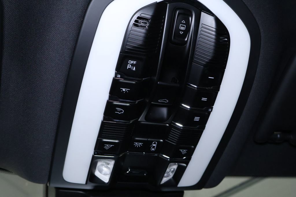 Used 2019 Porsche Macan AWD/4WD image 30