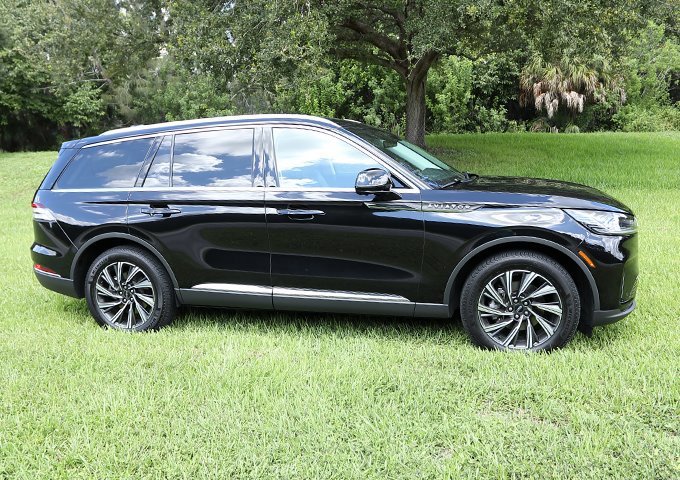 Used 2025 Lincoln Aviator AWD image 5